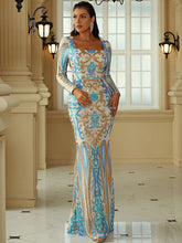 Robe de soirée à paillettes fines et traînantes